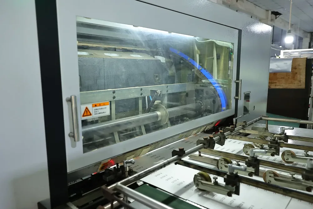 Carton die-cutting machine with printed board on the feed table